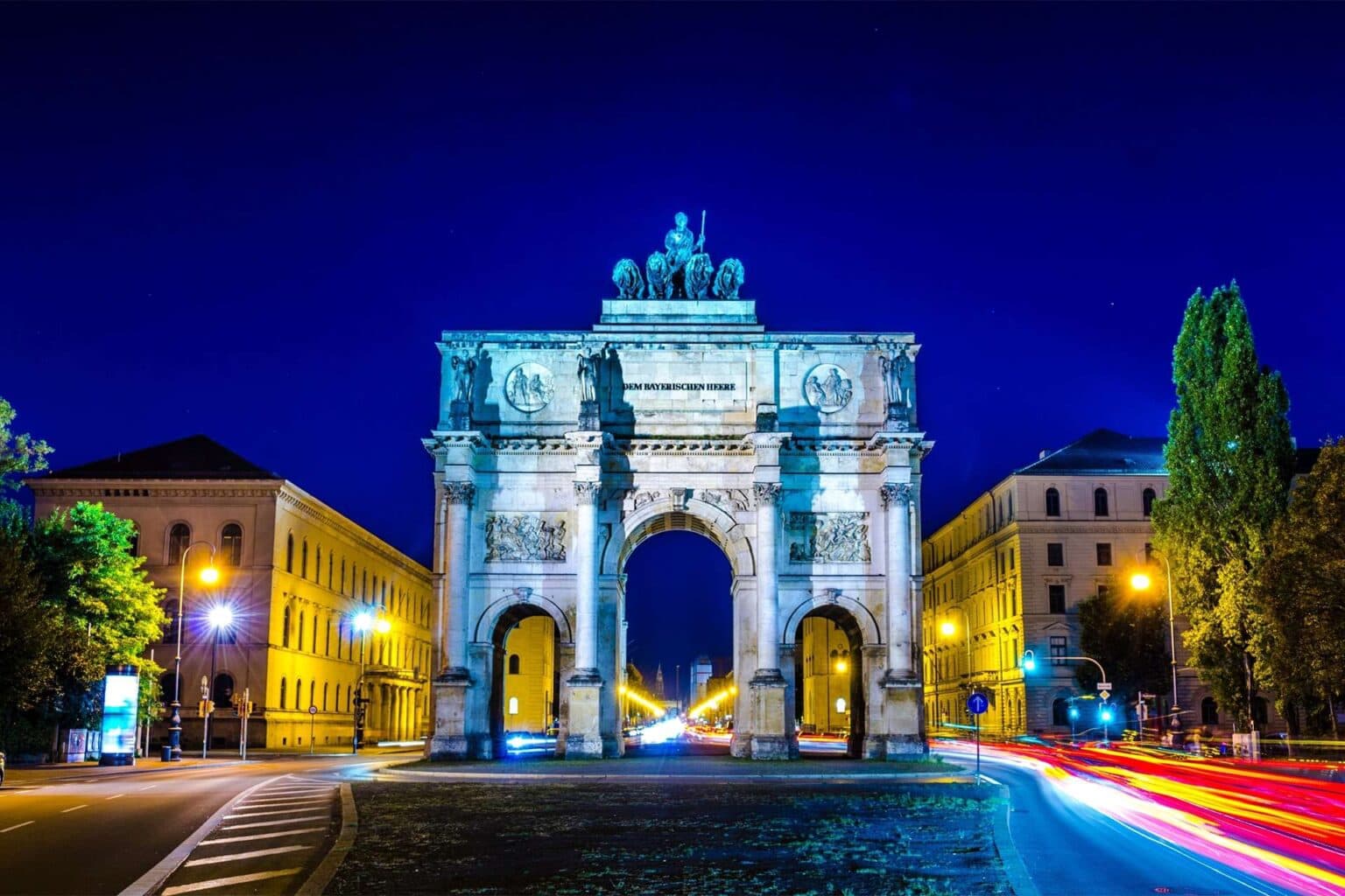 München Siegertor bei Nacht