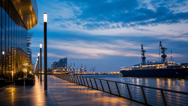 Abendliche Hafen- und Messeatmosphäre in Hamburg zur SMM 2026