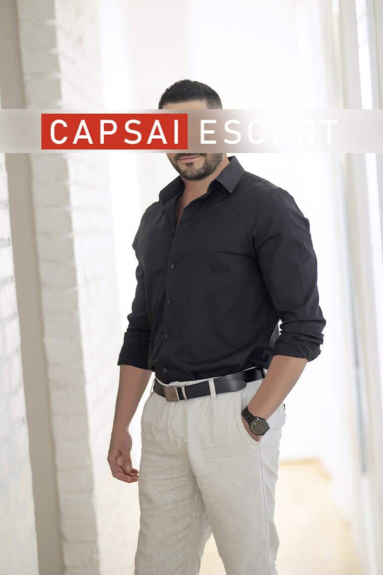 Callboy Carlos in einem schwarzen Hemd und heller Hose.