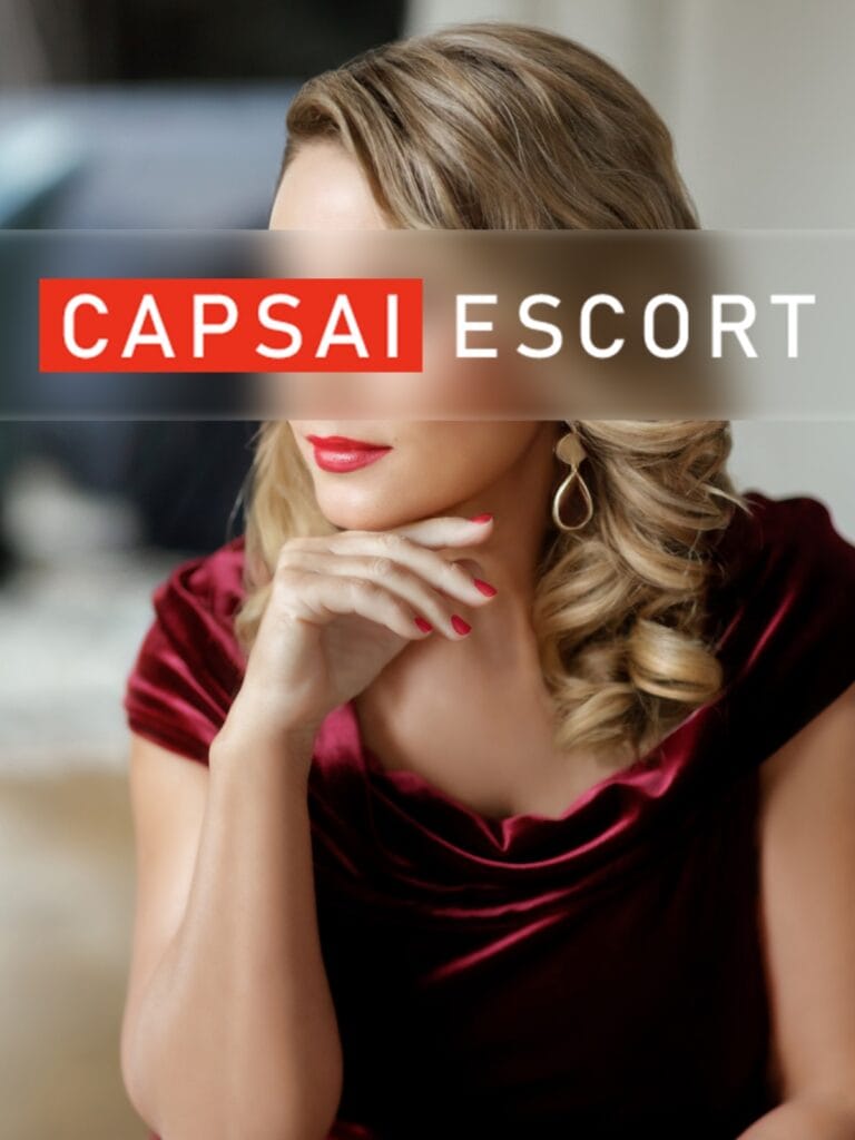 Escort Dame Freya in einem roten Kleid in Nahaufnahme.