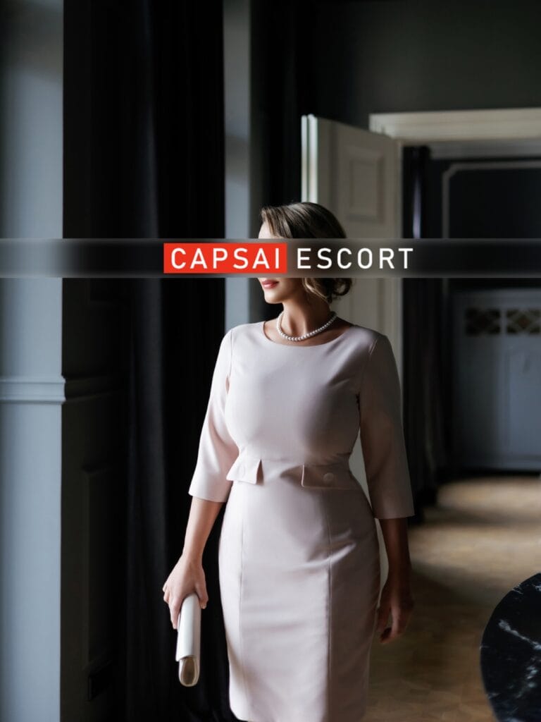 Escort Dame Freya in einem rosa Kleid.