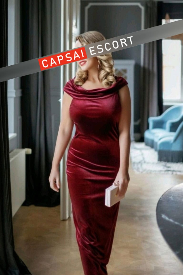 Escort Dame Freya in einem roten langen Kleid.