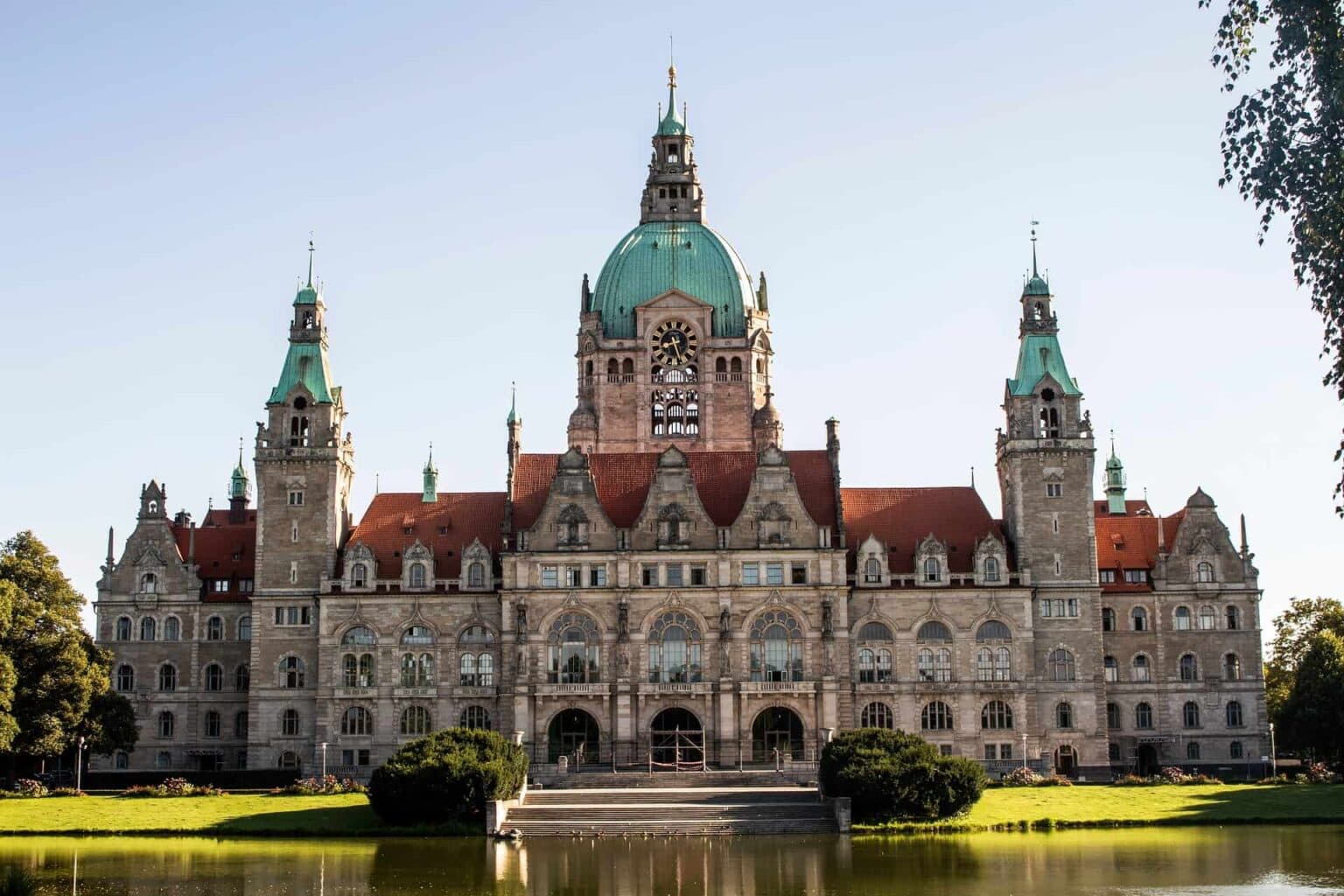 Neues Rathaus in Hannover mit Spiegelung im Maschteich – einzigartige Kulisse für unvergessliche Erlebnisse mit Capsai Escort Hannover.