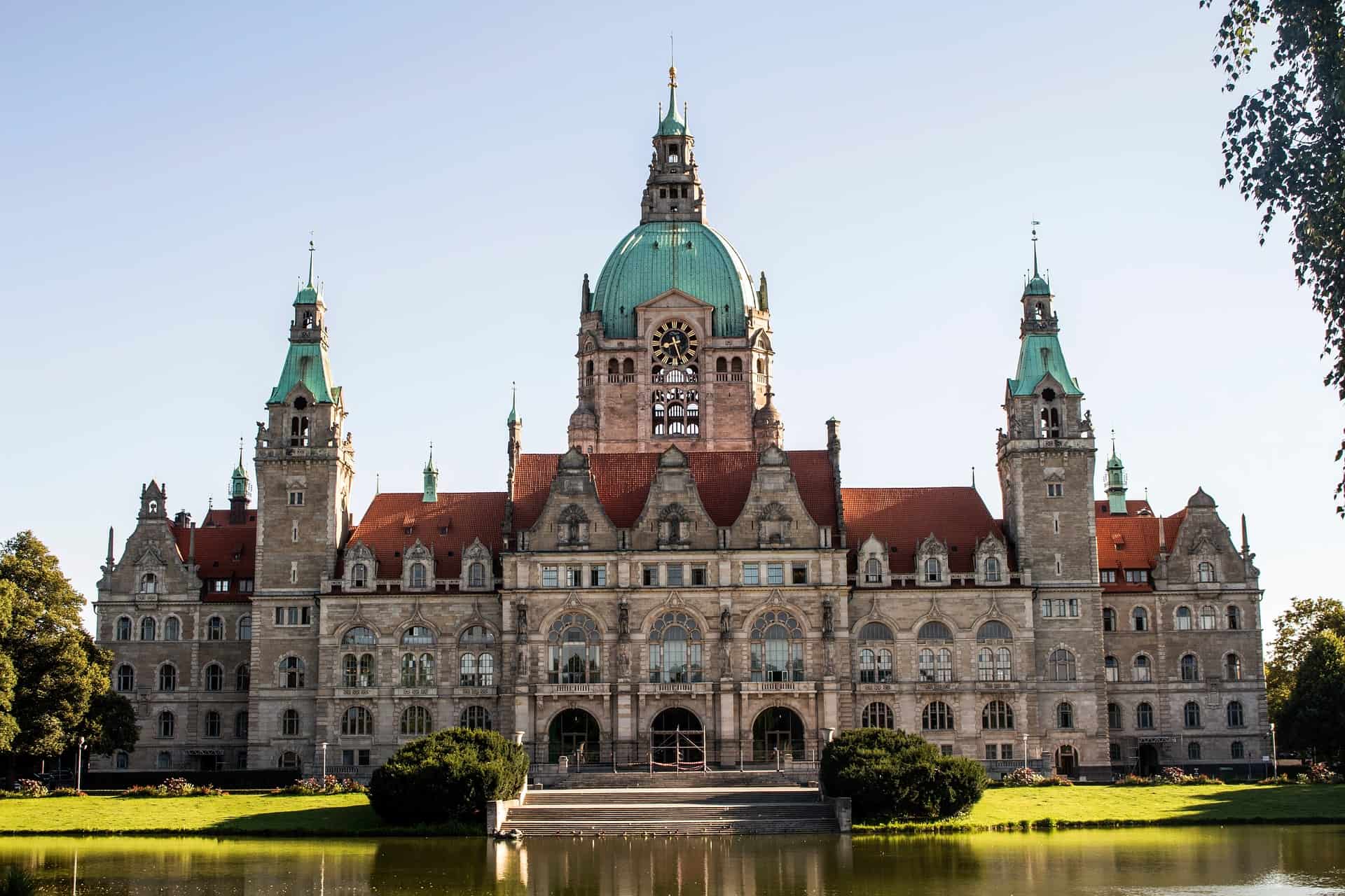 Neues Rathaus in Hannover mit Spiegelung im Maschteich – einzigartige Kulisse für unvergessliche Erlebnisse mit Capsai Escort Hannover.