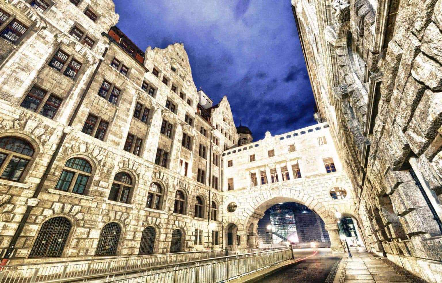 Historisches Neues Rathaus in Leipzig bei Nacht – Capsai Escort Leipzig für stilvolle Begegnungen in exklusiver Atmosphäre.