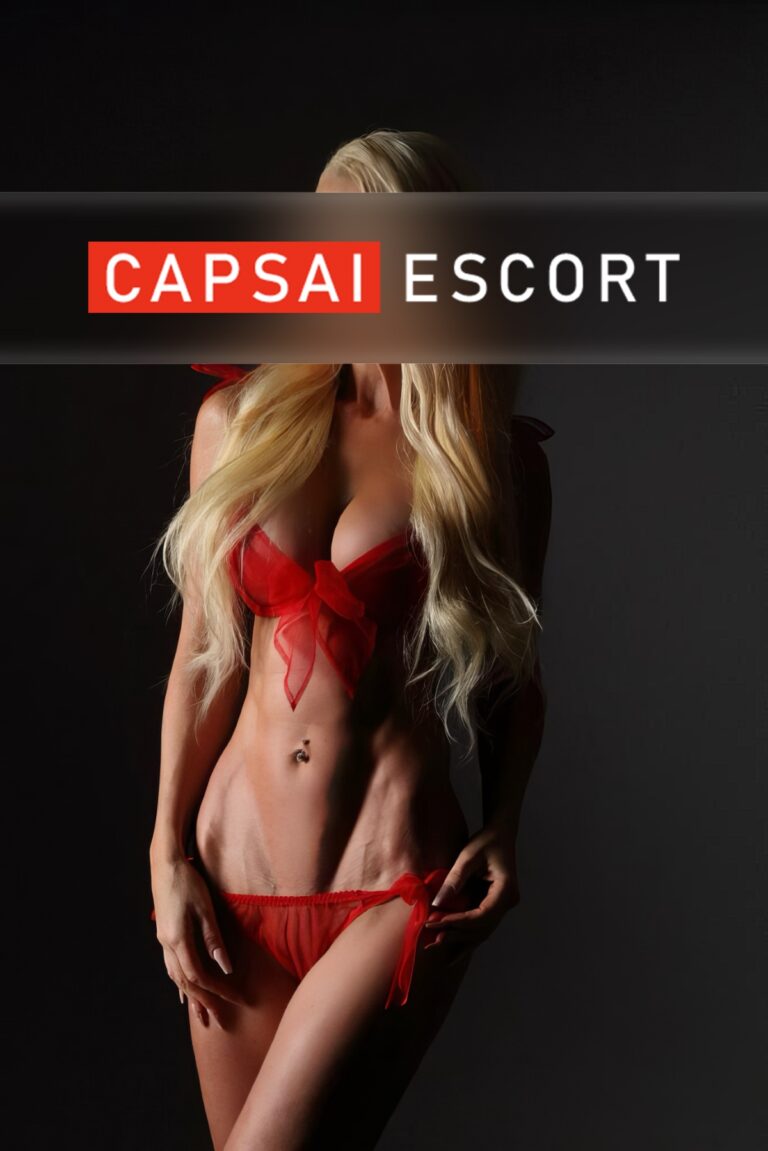 Escort Dame Aurelia in roten Dessous.