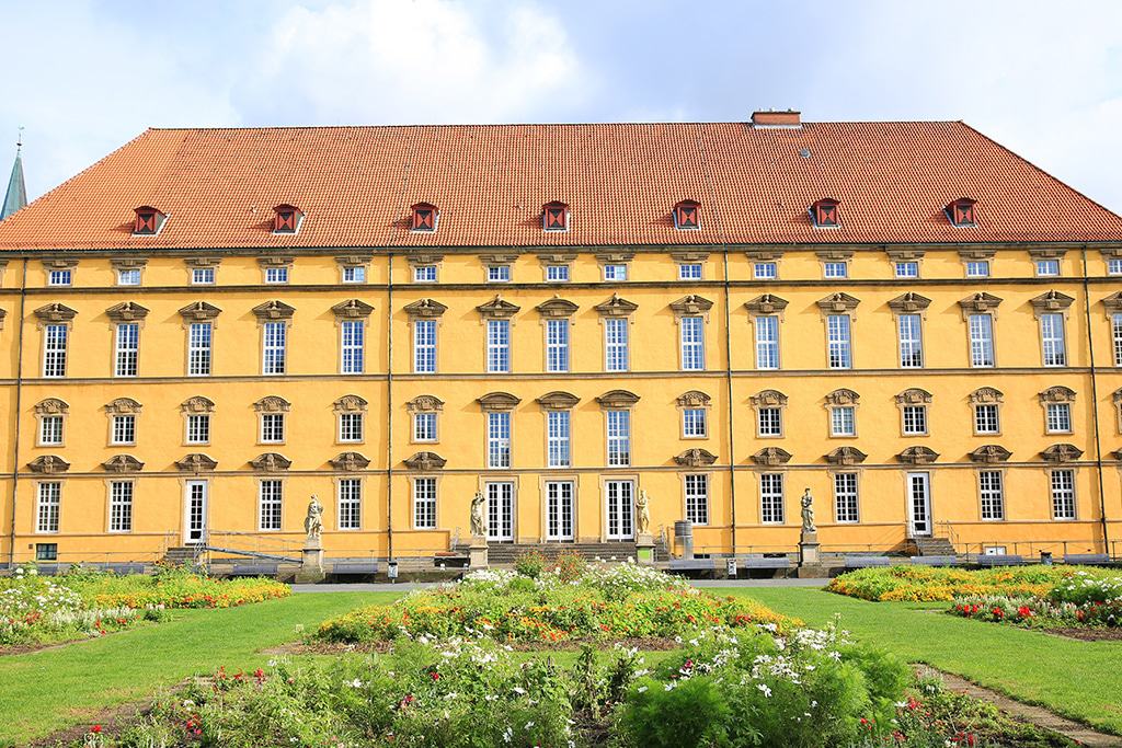 Fürstbischöfliches Schloss Osnabrück mit barocker Fassade und Schlossgarten – Capsai Escort Osnabrück für exklusive Begleitungen in stilvollem Ambiente.